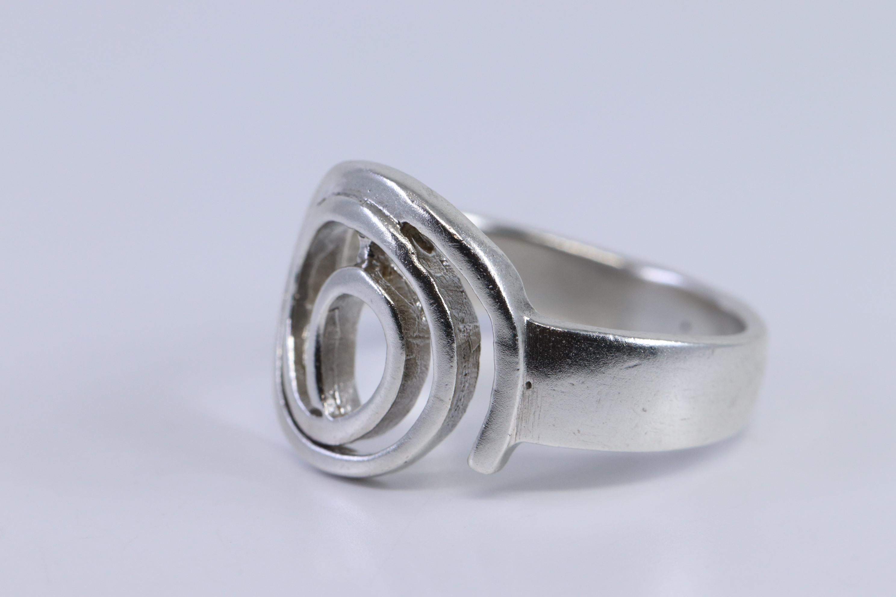 925 Sterling Silver Modern Swirl Ring Size 9 - Shop Thrifty Treasures